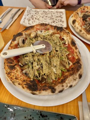 Pizza Pistacchio  at Pizzi & Dixie in Madrid