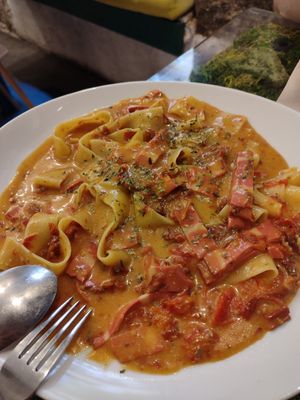 pasta con vacon y salsa de queso at Pizzi & Dixie in Madrid