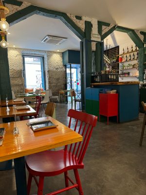 Inside at Pizzi & Dixie in Madrid