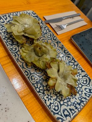 Artichoke flowers with truffle sauce at Pizzi & Dixie in Madrid