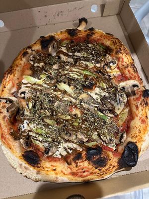 Pistacho y ajetes at Pizzi & Dixie in Madrid