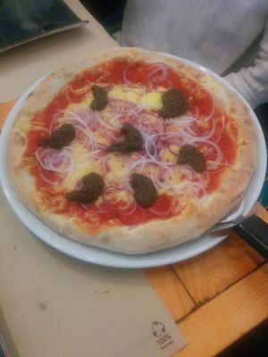Pizza truffata at Pizzi & Dixie in Madrid