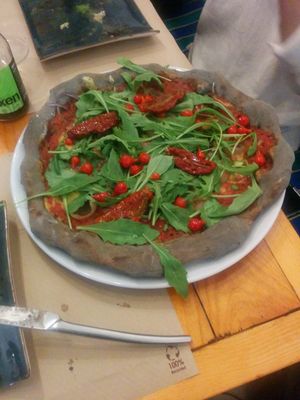 Pizza dixie with the activated coal dough at Pizzi & Dixie in Madrid