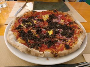 Pizza trufata at Pizzi & Dixie in Madrid