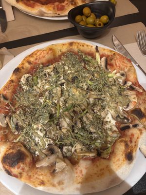 Pistachio and champignones pizzaa  at Pizzi & Dixie in Madrid