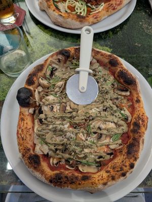 Garlic and pistachio pizza at Pizzi & Dixie in Madrid