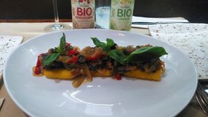 Caponata sobre polenta frita. Entrante. at Pizzi & Dixie in Madrid
