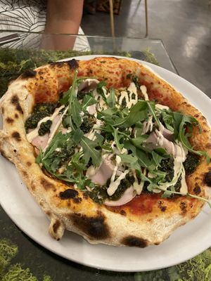 Arugula and ham pizza with pestoo  at Pizzi & Dixie in Madrid