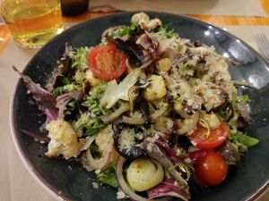 Ensalada con puerro, coliflor, lechuga, tomates, cebolla y vinagreta  at Pizzi & Dixie in Madrid