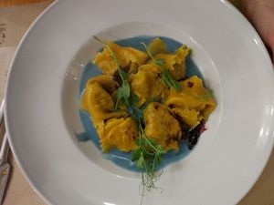 Tortellini de calabaza con salsa azul de pera y sidra at Pizzi & Dixie in Madrid