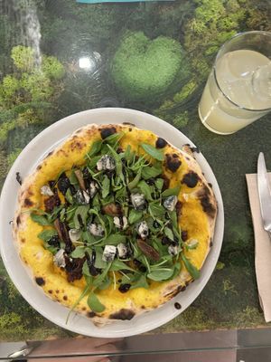 I love the cheeze 💚  at Pizzi & Dixie in Madrid