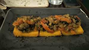 Caponata de verduras sobre polenta at Pizzi & Dixie in Madrid