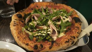 Pizza de mortadela at Pizzi & Dixie in Madrid