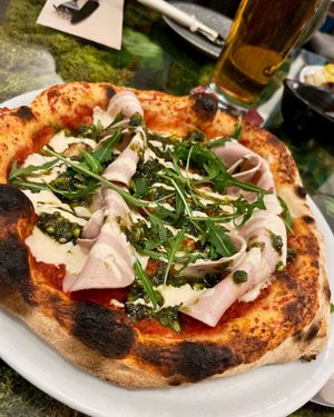 Pizza con "mortadela" y pesto de pistacho at Pizzi & Dixie in Madrid