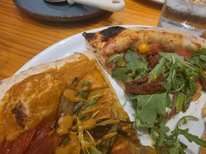 Hemos compartido y me han encantado las dos at Pizzi & Dixie in Madrid