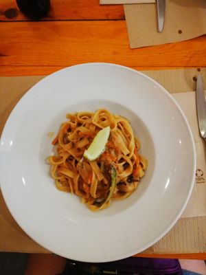 Tagliatelle pad thai at Pizzi & Dixie in Madrid