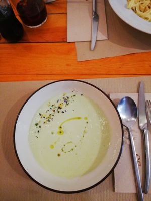 Avocado and cucumber soup at Pizzi & Dixie in Madrid