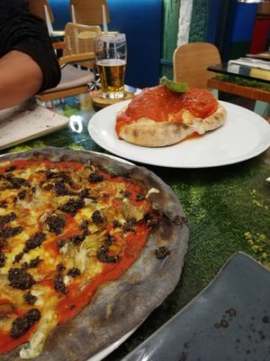 Truffle pizza and calzone at Pizzi & Dixie in Madrid