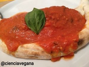 Calzone de tomate, queso, champiñones, albahaca, aceite y  olivas negras at Pizzi & Dixie in Madrid