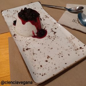 Panacotta con mermelada de arándanos at Pizzi & Dixie in Madrid
