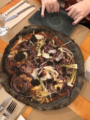 activated charcoal pizza at Pizzi & Dixie in Madrid