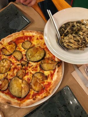 Pizza and pasta at Pizzi & Dixie in Madrid