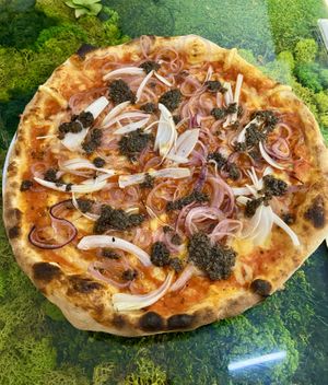 Trufata Pizza 🌱 at Pizzi & Dixie in Madrid