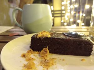 עוגת פאדג' ותה בצד at Bana in Tel Aviv