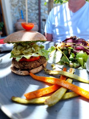 Burger for lunch at Vegan Agrivilla I Pini in San Gimignano