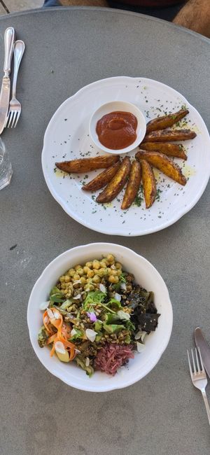Wild Salat in klein und die Farm Potato Wedges at Vegan Agrivilla I Pini in San Gimignano