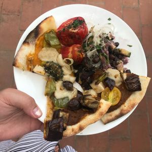 Buffet lunch of salad and fire roasted pizza with homemade cashew mozzarella 😍  at Vegan Agrivilla I Pini in San Gimignano