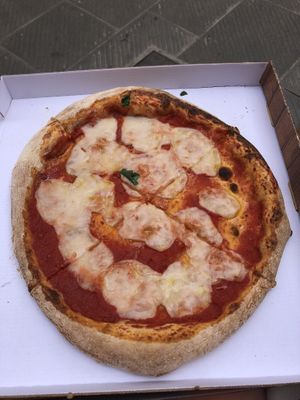 Pizzas à emporter, margherita vegane et marinara at La Taverna di Pulcinella in Pisa