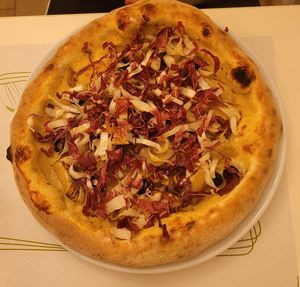 pizza with hummus and raddicchio at La Taverna di Pulcinella in Pisa