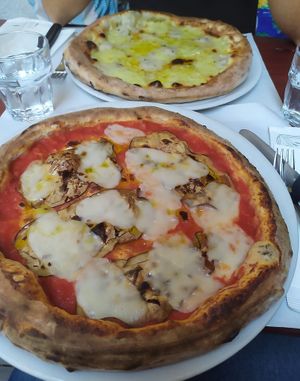 oltre alle scelte vegane sul menú, potete prendere anche le pizze non vegane e farvici mettere la mozzarisella! io ho preso una pizza con melanzanela olio piccante e mozzarisella  at La Taverna di Pulcinella in Pisa