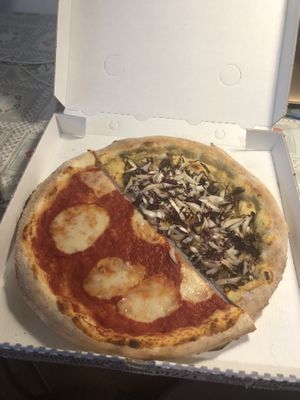 le nostre preferite: margherisella & hummus, radicchio e funghi  at La Taverna di Pulcinella in Pisa