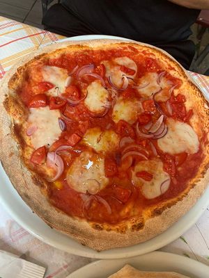 Margarita mit Zwiebeln und Cocktailtomaten samt veganem Morzarella. Ein Gedicht. at La Taverna di Pulcinella in Pisa