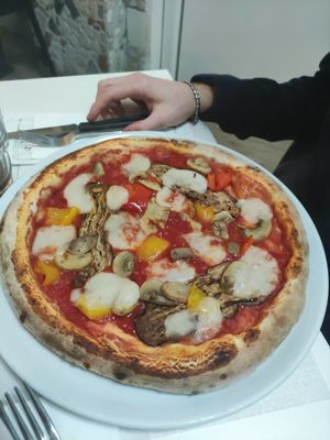 Pizza contadina con mozzarella vegetale at La Taverna di Pulcinella in Pisa