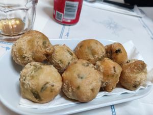 Palline di alghe fritte at La Taverna di Pulcinella in Pisa