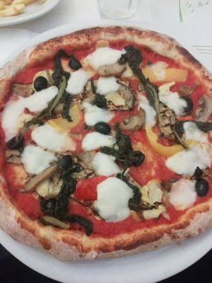 Pizza vegetariana con mozzarisella at La Taverna di Pulcinella in Pisa