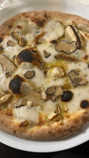 Pizza con blurisella, tartufo e porcini  at La Taverna di Pulcinella in Pisa