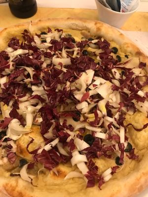 Toscana (pizza w/ hummus) at La Taverna di Pulcinella in Pisa