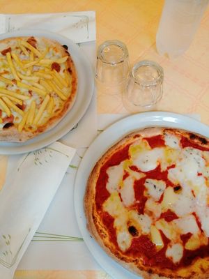 Estaba muy buena la pizza de 4 quesos vegana y la otra según mi pareja también (pizza snack). He de decir que obviamente el queso animal y el queso vegetal es difícil que tenga  at La Taverna di Pulcinella in Pisa