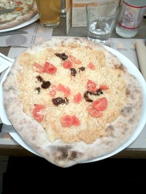 pizza hummus, potato flakes, tomatoes at Birra & Farina in Castelletto Sopra Ticino