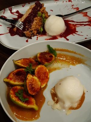 Flambirane fige at Bistro Maha in Ljubljana