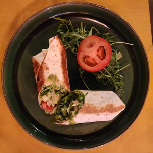 Pestós wrap salátával 😋✌️ #Veganuary at LYR Speciality Coffee and Food in Pecs