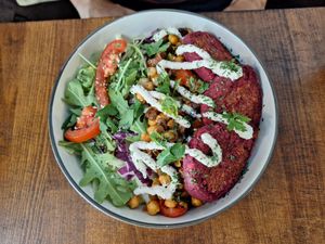 Ensalada de garbanzos, pasas y hamburguesas de remolacha at LYR Speciality Coffee and Food in Pecs