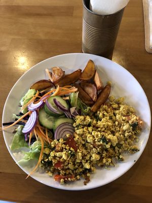 Scrambled tofu with spinach and tomatos at LYR Speciality Coffee and Food in Pecs