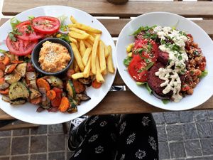 GRILL ZÖLDSÉGES TÁL ÉS CÉKLÁS BUDDHA TÁL at LYR Speciality Coffee and Food in Pecs