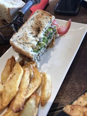 Sándwich de Heura de tres pisos (Heura, lechuga, tomate, cebolla y aguacate) con patatas fritas at Cerveceria Victoria in A Coruna