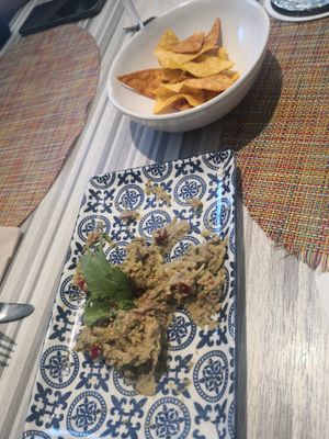 Guacamole con totopos at Cerveceria Victoria in A Coruna